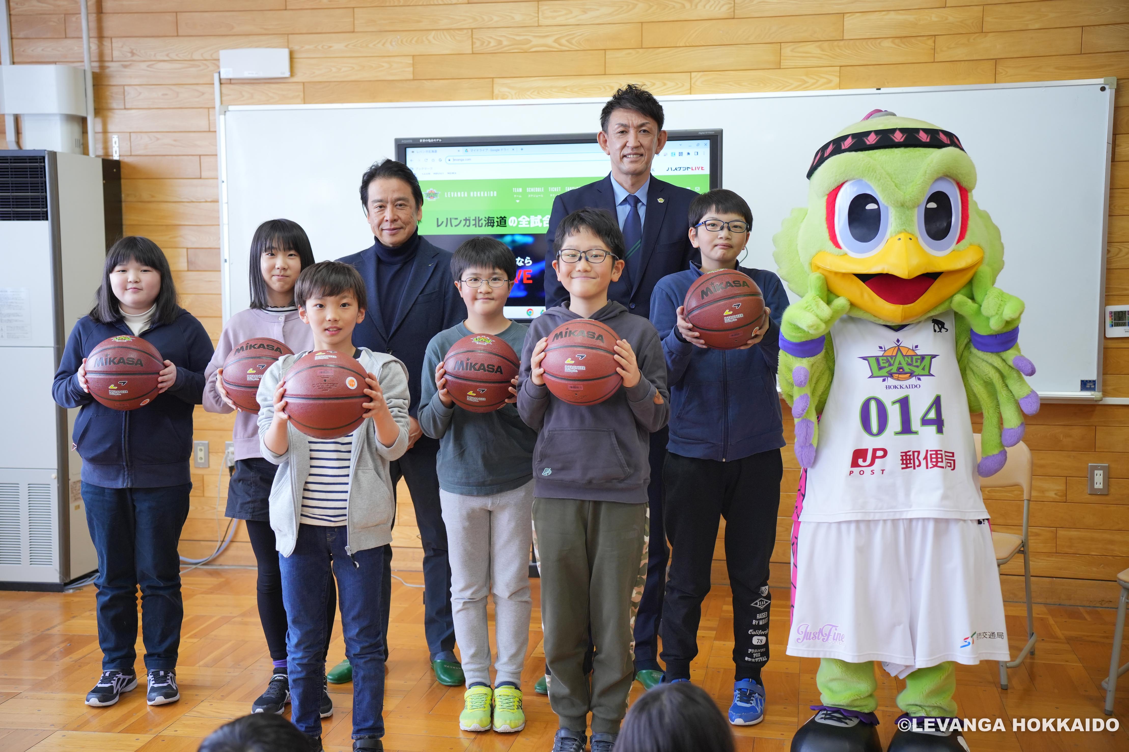 新琴似小学校にボール寄贈を行いました レバンガ北海道